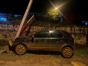 Automóvil chocó contra una columna y fue abandonado en Yby Yaú