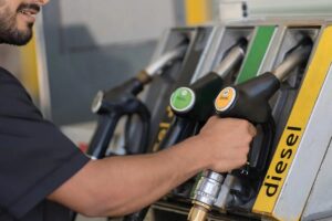 Analista pone en duda una baja de combustibles y advierte sobre nuevos aumentos