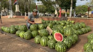 Ofertan sandías desde G. 10.000 en la plaza Agustín Fernando de Pinedo