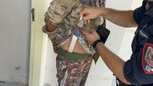 Detienen a mujer con dos órdenes de captura y activan protección para sus hijos menores