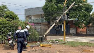Camión cargado de mandioca derriba semáforo y columna de la ANDE tras ser chocado por otro vehículo