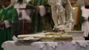 Fieles reciben la espada de San Miguel Arcángel en Caacupé