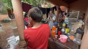 Abuelo regresó de Argentina para cuidar a sus tres nietos y ahora necesita ayuda