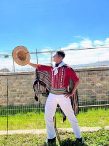 De la comisaría a los escenarios internacionales: la historia de un policía que lleva la danza paraguaya al exterior