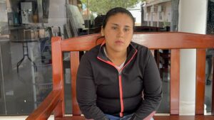 Madre lucha por cobrar prestación alimentaria y denuncia deuda millonaria