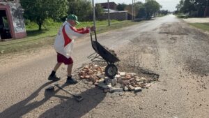 Jubilado de 74 años repara por cuenta propia los baches de una calle en Concepción